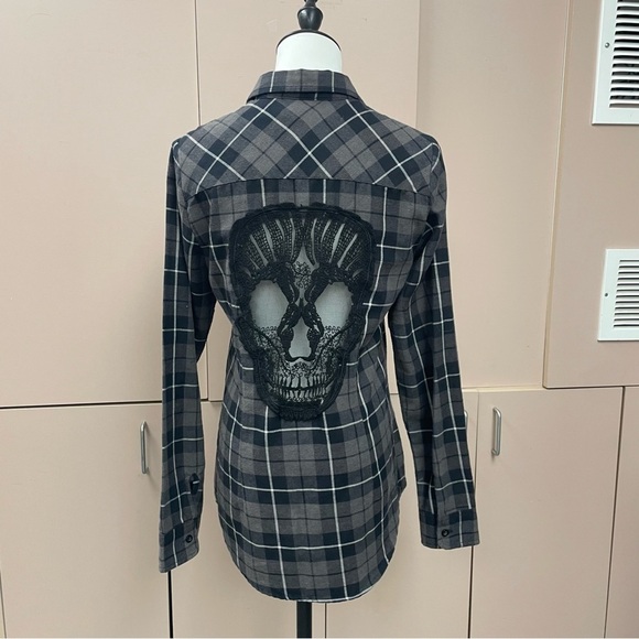 Hot Topic Tops - Hot Topic lace skull plaid flannel  button-up on the back size S black brown